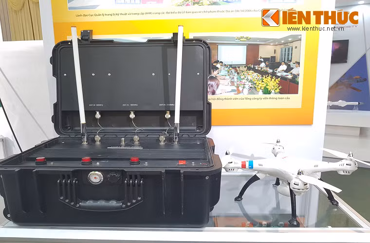 Bộ thiết bị phá sóng flycam một trong những sản phẩm công nghệ tiêu biểu của Tổng cục Hậu cần - Kỹ thuật, Bộ Công An phát triển được giới thiệu tại HSE-2017.