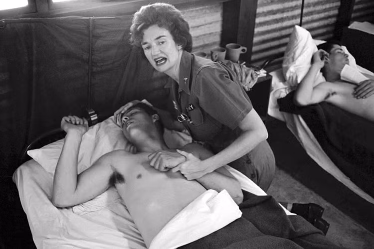 Những ngày tháng đen tối nhất của lính Mỹ chính thức diễn ra trong năm1965 khi họ buộc phải tham chiến tại Việt Nam. Hình ảnh một y tá Mỹ cố gắng an ủi một lính Mỹ bị thương tại một bệnh viện dã chiến ở Nha Trang vào tháng 2/1965. The Atlantic.