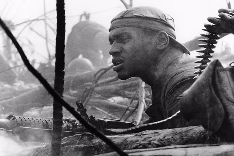 Hình ảnh lính Mỹ cùng khẩu súng máy M60 của mình tại đồi 484 vào tháng 10/1966. The Atlantic.