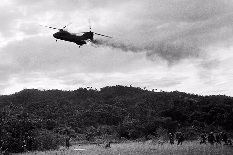 Một chiếc CH-46 Sea Knight của Mỹ bị bắn bốc cháy khi cố gắng hạ cánh xuống đất trong Chiến dịch Hastings vào ngày 15/7/1966. The Atlantic.