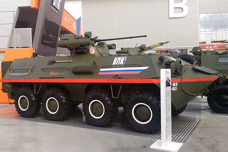 Về tổng thể, BTR-87 vẫn giữ nguyên thiết kế của BTR-82A với cấu trúc thân tương tự. Bên cạnh thay đổi đã nói trước đó, biến thể xe bọc thép chở quân này còn được nâng cấp hệ thống vũ khí chính với trung tâm vẫn là pháo tự động 30mm nhưng được trang bị thêm vũ khí chống tăng. Nguồn ảnh: rg.ru.