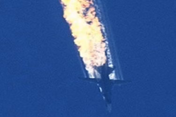 Hình ảnh khủng khiếp khi Su-24 Nga bị bắn cháy.