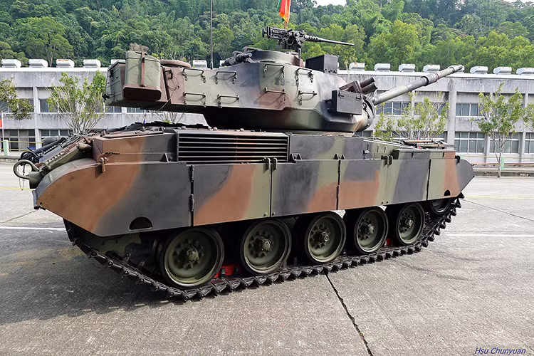 Nhìn tổng quát thiết kế cơ bản của M41D vẫn tương tự như M41A3. Hệ thống phòng vệ trên M41D được bổ sung lớp giáp váy ở hai bên thân xe và hệ thống lựu đạn khói ngụy trang ở phía trước tháp pháo. Nguồn ảnh: zona-militar.