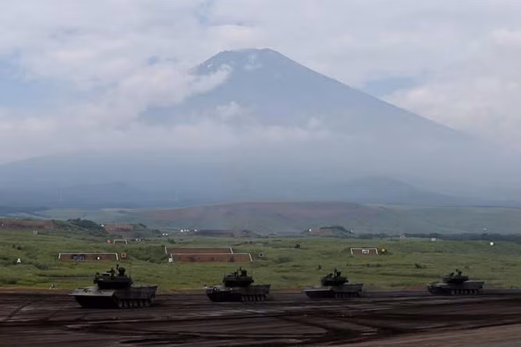 Đội hình xe tăng chiến đấu chủ lực Type 10 của JSDF tham gia tập trận, Type 10 là một trong top 10 dòng xe tăng mạnh nhất thế giới hiện nay. Nguồn ảnh: Financial Express.