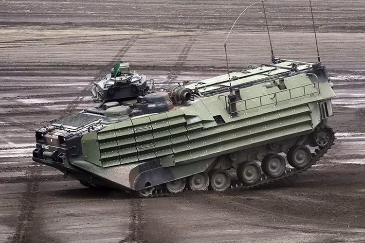 Tuy mang tiếng là lực lượng phòng vệ nhưng JSDF lại có tổ chức như một quân đội chính quy với đầu đủ các binh chủng Lục quân, Không quân và Hải quân chỉ có cái tên của họ là khác với các nước khác trên thế giới. Trong ảnh là xe bọc thép lội nước AAVP-7A1. Nguồn ảnh: Financial Express.