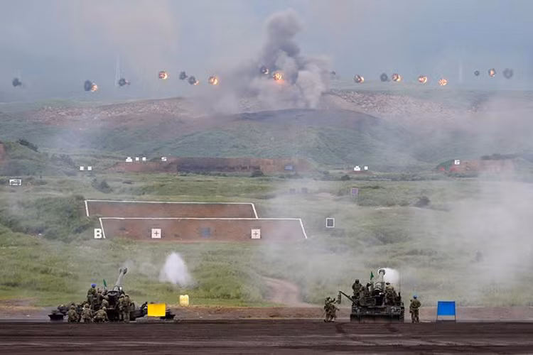 Pháo tự hành 203mm M110 của JSDF khai hỏa, tầm bắn của nó có thể lên tới 30km với đạn tăng tầm. Nguồn ảnh: Financial Express.