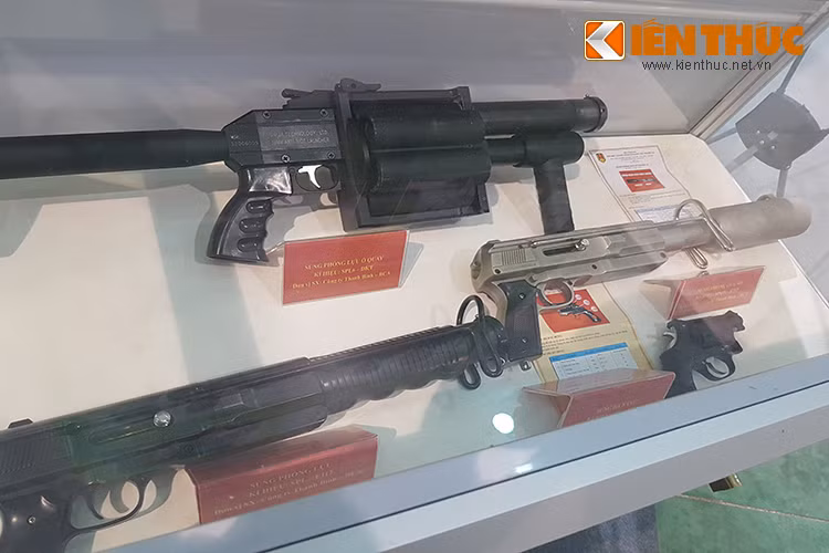 Ở gian trưng bày của Tổng cục Hậu cần-Kỹ thuật còn giới thiệu cả một số mẫu vũ khí do tổng cục tự chế tạo như súng phóng lựu ổ xoay, súng phóng lựu nòng đơn, súng phóng quả nổ và súng ngắn đa năng.