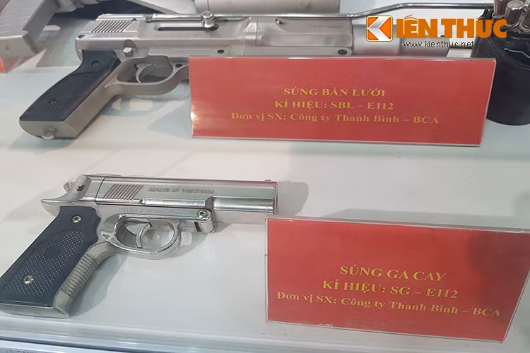 Hầu hết các dòng khí tài này đều do Công ty Thanh Bình – BCA chế tạo, cận cảnh súng ngắn bắn hơi gas cay E112 của công ty Thanh Bình.