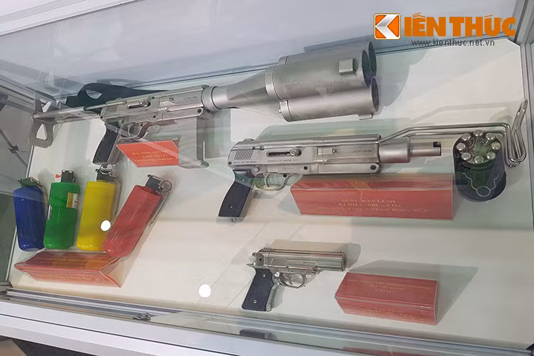 Một số mẫu khí tài và công cụ hỗ trợ khác của ngành an ninh được Tổng cục Hậu cần-Kỹ thuật giới thiệu tại HSE-2017 như súng bắn lưới (chống đua xe), súng ngắn bắn hơi gas cay và súng bắn quả nổ ba nòng.