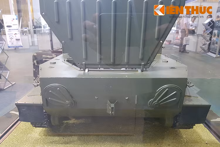 Mặt khác khả năng lội nước của BTR-50PKM cũng được cải thiện với tốc độ di chuyển hơn 10km/h trên nước với tầm hoạt động lên đến 150km. Ảnh: thiết kế bộ đôi động cơ chân vịt giúp BTR-50PKM di chuyển dưới nước vẫn không thay đổi so với BTR-50PK.