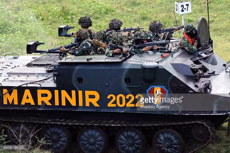Cận cảnh lính thủy đánh bộ Indonesia tác chiến đổ bộ trên BTR-50 với biến thể nâng cấp được nước này thực hiện gần đây. Nguồn ảnh: Getty Images.