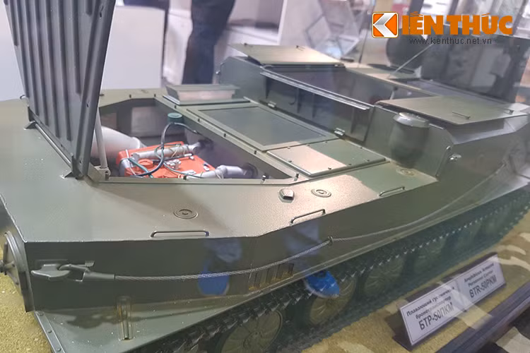 BTR-50PKM có trọng lượng chiến đấu 14,5 tấn, dài 7,08m, rộng 3,14m, cao 2,03m. Kiểu dáng của xe được đánh giá là giống cái thuyền như PT-76. Nó khả năng chở đến 20 binh sĩ trên xe, họ sẽ ra vào bằng cửa mở trên nóc thân xe.