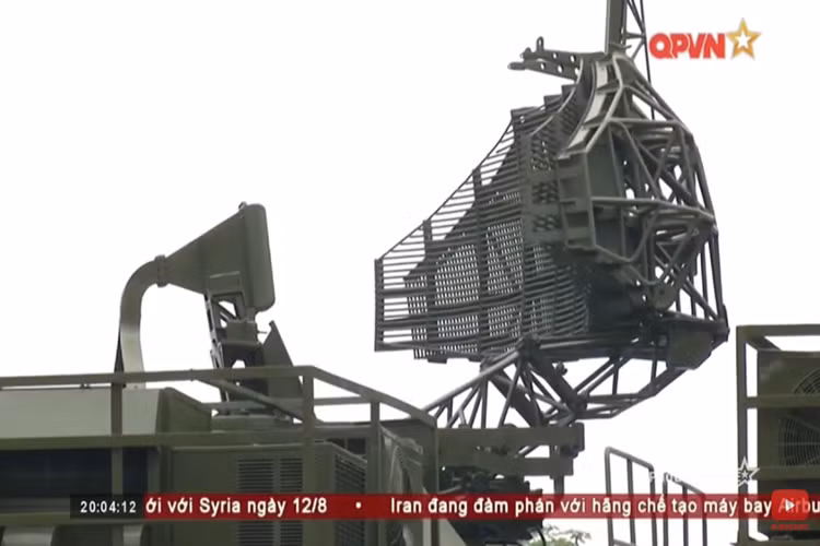 Trong ảnh là hệ thống radar 4R45 Skala của tổ hợp 4K44B Redut, mỗi tổ hợp tên lửa phòng thủ bờ biển này được trang bị ba xe phóng đi kèm một tổ hợp radar dẫn đường. Còn đạn tên lửa được đặt trong ống phóng ZIL-135K và được đặt trên khung gầm đặc chủng BAZ-135MB 8x8. Nguồn ảnh: QPVN.