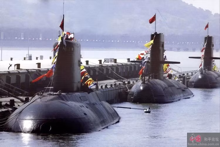 Sẽ không có gì đáng nói nếu như Type 039 có thiết kế gần như tương tự lớp tàu ngầm tấn công diesel-điện Kilo của Nga, mẫu tàu ngầm mà Hải quân Trung Quốc cũng sở hữu. Điều này khiến này người ta không khỏi đặt nghi vấn rằng liệu Type 039 có phải là một sản phẩm “hàng nhái” từ Kilo của Trung Quốc. Nguồn ảnh: 10 e-News.