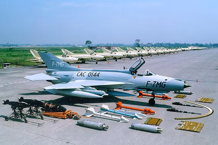 Kịch bản của Type 59 cũng lập lại với J-7, khi Trung Quốc bắt đầu dư thừa và muốn xuất khẩu dòng tiêm kích hiện đại này. Đối tượng khách hàng của họ luôn là quân đội các quốc gia kém phát triển nhưng vẫn muốn sở hữu lực lượng không quân, còn cái giá mà Trung Quốc đưa ra lại quá hấp dẫn. Nguồn ảnh: Air Force World.