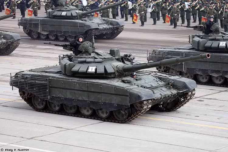 Thiết kế cơ bản của T-72B3M vẫn tương tự như trên T-72B3 nhưng chú trọng hơn vào hệ thống giáp phòng vệ trên xe và hệ thống động cơ cải tiến nhằm tăng khả năng cơ động khi trọng lượng xe tăng đáng kể với hệ thống giáp mới. Cùng với đó là một số thay đổi trong trang thiết bị điện tử. Nguồn ảnh: Vitaly Kuzmin.