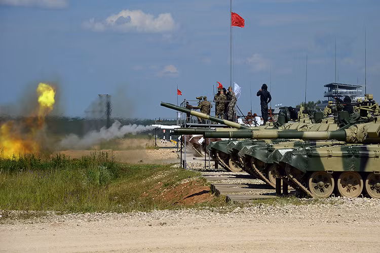 Hệ thống điện tử T-72B3M được cải tiến hệ thống kiểm soát hỏa lực, hệ thống quan sát toàn cảnh ngày đêm, máy tính đường đạn mới và hệ thống quan sát quang ảnh nhiệt và hệ thống liên lạc điện tử vô tuyến mới. Kíp chiến đấu của T-72B3M vẫn là 3 người với một chỉ huy, pháo thủ và lái xe. Nguồn ảnh: vesti.ru.