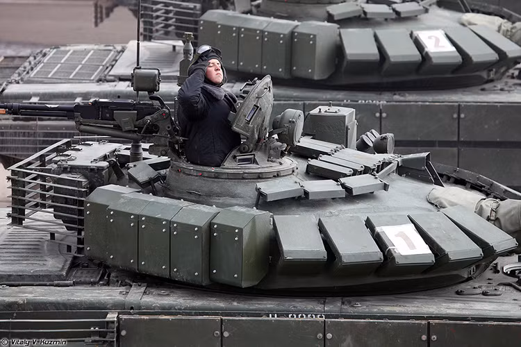 Như đã nói ở trên trọng tâm ở gói nâng cấp T-72B3M là hệ thống giáp, theo đó nó được trang bị thêm các lớp giáp bảo vệ mới ở các vị trí trọng yếu như xung quanh tháp pháo, với việc bổ sung hai bên thêm 5 block giáp phản ứng nổ Relikt thế hệ mới. Loại ERA này được cho là hiệu quả gấp đôi Kontakt-5, có khả năng chống được đạn xuyên giáp 2 đầu nổ và giảm độ xuyên của đạn APFSDS 120mm chuẩn NATO xuống chỉ còn 50%. Ngoài ra còn có giáp lồng ở phía sau đuôi tháp pháo. Nguồn ảnh: Vitaly Kuzmin.