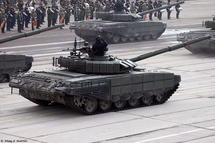 Hệ thống động cơ diesel trên T-72B3M nhiều khả năng vẫn là V-92S2F có công suất 1.130 mã lực cho phép xe di chuyển với vận tốc trung bình lên đến 60km/h với tầm hoạt động khoảng 460km. Nguồn ảnh: Vitaly Kuzmin.