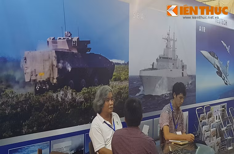 Trong ảnh là gian hàng của Reunert Limited, một trong những tập đoàn quốc phòng hàng đầu của Nam Phi.