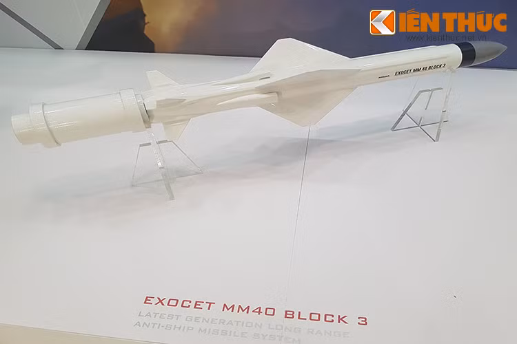 Ngay gần đó tên lửa chống hạm Exocet MM40 Block 3.