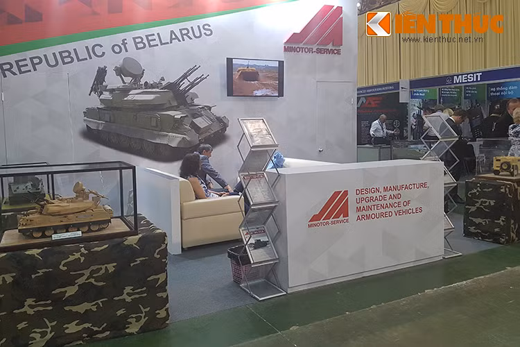 Gian hàng của công ty quốc phòng Minotor Service của Belarus, Minotor Service là công ty chuyên chế tạo và cung cấp các gói nâng cấp dành cho các phương tiện bọc thép.