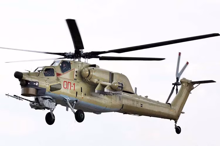 Với biến thể huấn luyện này, trực thăng Mi-28UB sở hữu một hệ thống điều khiển kép cho phép phi công điều khiển trực thăng từ một trong hai vị trí trên trực thăng, ở ghế chính hoặc ở ghế phụ. Thiết kế này nhìn chung sẽ giúp giảng viên hướng dẫn học viên Mi-28 cách vận hành trực thăng hiệu quả hơn so với các mẫu Mi-28 thông thường. Nguồn ảnh: airwar.ru.
