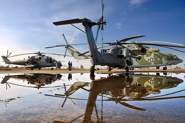 Trước đây động cơ của Mi-28N là Klimov TV3-117VMA-SB3 công suất tới 2.500 mã lực/chiếc do công ty Motor-Sich của Ukraine sản xuất cho tốc độ bay tối đa 324km/h, hành trình 265km/h, bán kính tác chiến 200km, tốc độ leo cao 13,6m/s. Từ năm 2016, do xung khắc với Ukraine, các trực thăng Mi-28N chuyển sang dùng động cơ VK-2500 do Nga tự chế tạo với cấu hình tương tự như TV3-117VMA-SB3. Nguồn ảnh: magSpace.ru.