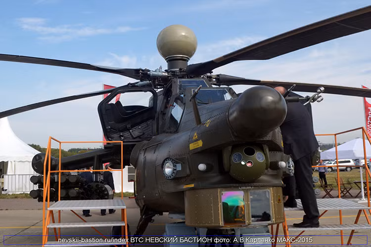 Vì có cùng cấu hình cảm biến với Mi-28N, nên khả năng Mi-28UB sẽ mang được mọi loại vũ khí mà Mi-28 có thể mang gồm: tối đa tới 16 tên lửa chống tăng Ataka-V và 40 đạn rocket 80mm hoặc 16 tên lửa Ataka-V với 2 pod pháo 23mm. Ngoài ra, nó có thể tùy chọn mang các loại tên lửa chống tăng khác như 9K118 Sheksna, 9A-2200 hoặc 9M123 Khrizantema; tên lửa không đối không Igla-V và R-73 (tối đa 8 quả). Nguồn ảnh: Komotoz.ru.