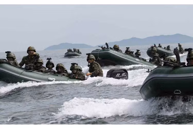 Tuy nhiên phương tiện đổ bộ chính của đặc nhiệm Triều Tiên lại là xuồng cao su cao tốc, do đó nhiều khả năng phương án tấn công của Triều Tiên sẽ diễn ra vào ban đêm nếu xung đột xảy ra. Bởi một xuồng cao su chỉ có thể mang theo tối đa khoảng 10 binh sĩ. Nguồn ảnh: Rodong Sinmun.