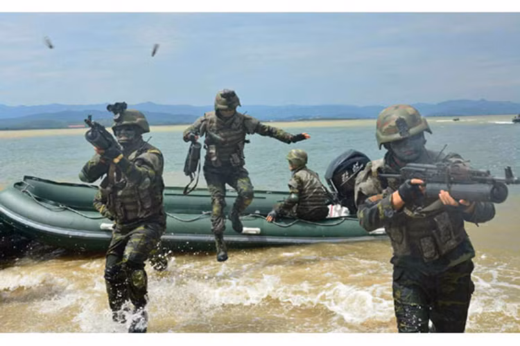 Đặc nhiệm Triều Tiên triển khai đổ quân lên các vị trí phòng thủ giả định của đối phương, mỗi binh sĩ đều được trang bị súng trường tấn công Type 88 với biến thể trang bị hộp tiếp đạn ống 100 viên chỉ có các đơn vị tác chiến đặc biệt của Triều Tiên mới được trang bị loại súng này. Nguồn ảnh: Rodong Sinmun.
