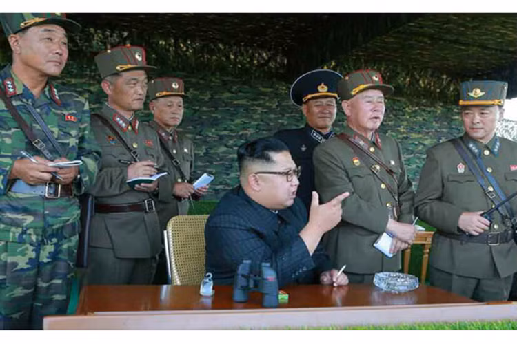 Chủ tịch Kim Jung Un đưa ra các chỉ đạo mới cho các tướng lĩnh chỉ huy các đơn vị đặc nhiệm tham gia tập trận, ta có thể thấy trong ảnh có đầy đủ tướng lĩnh của ba binh chủng thuộc Quân đội Triều Tiên gồm Lục quân, Hải quân và Không quân, thậm chí có cả một tướng đặc nhiệm riêng biệt ở góc bên trái ngoài cùng bức ảnh. Nguồn ảnh: Rodong Sinmun.