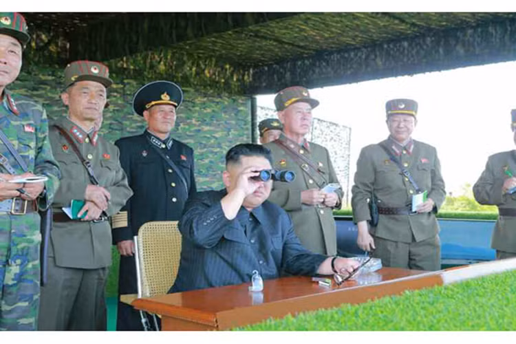 Hình ảnh Chủ tịch Kim Jung Un quan sát đợt tập trận từ một đài chỉ huy cùng các tướng lĩnh đứng đầu các đơn vị đặc nhiệm của Quân đội Triều Tiên. Nguồn ảnh: Rodong Sinmun.