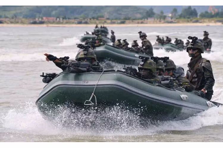 Buổi tập trận trên được Triều Tiên thực hiện trên một địa điểm bí mật, với các khóa mục chính là tác chiến đổ bộ và chiếm đảo bằng lực lượng đặc nhiệm dưới sự yểm trợ của hỏa lực hạng nặng từ đất liền. Dĩ nhiên ai cũng hiểu rằng mục tiêu của đợt tập trận này chính là nhắm tới các đảo tiền tiêu của Hàn Quốc gần với biên giới của Triều Tiên. Nguồn ảnh: Rodong Sinmun.