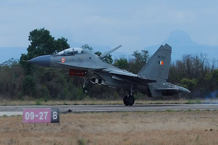 Dự kiến, cuối năm nay Ấn Độ sẽ tiến hành phóng thử nghiệm biến thể BrahMos-A (nặng 2,5 tấn) trên tiêm kích đa năng Su-30MKI có sửa đổi. Đáng lưu ý, Su-30MKI có cùng khung thân nền tảng với Su-30MK2 của Việt Nam. Cho nên, về mặt lý thuyết, Su-30MK2 có thể triển khai BrahMos-A. Nguồn ảnh: Aviation International.