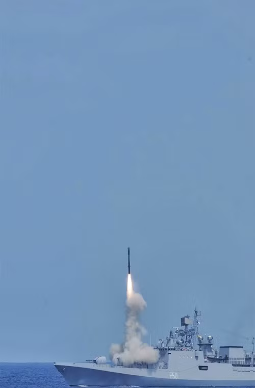 Ở hầu hết các biến thể, BrahMos có tầm bắn từ 290-300km, trần bay tối đa 14.000m, ở pha cuối tiếp cận mục tiêu thì quả đạn hạ xuống độ cao chỉ 3-4m - cực kỳ khó đánh chặn. Tên lửa được trang bị hàng loạt công nghệ dẫn đường tiên tiến gồm: hệ thống định vị quán tính INS cùng liên kết cập nhật tham số mục tiêu từ radar tàu trong pha đầu và pha giữa; tới pha cuối nó sẽ có sự hỗ trợ bởi radar chủ động cùng hệ thống định vị vệ tinh GPS/GLONASS hay GAGAN cho độ chính xác đến 1m. Nguồn ảnh: militaryrussia.