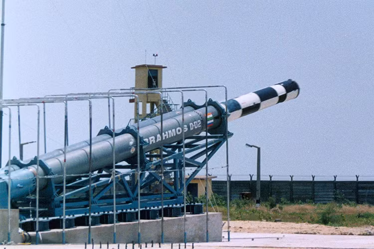 Trong số các phương tiện phóng trên thì phù hợp với Việt Nam nhất vẫn là các biến thể BrahMos triển khai từ phương tiện phóng mặt đất và tàu mặt nước, trong khi có các nền tảng phóng khác vẫn chưa được liên doanh BrahMos hoàn thiện. Trong số đó phương tiện phóng mặt đất từ các bệ phóng di động đóng vai trò đặc biệt quan trọng. Nguồn ảnh: militaryrussia.