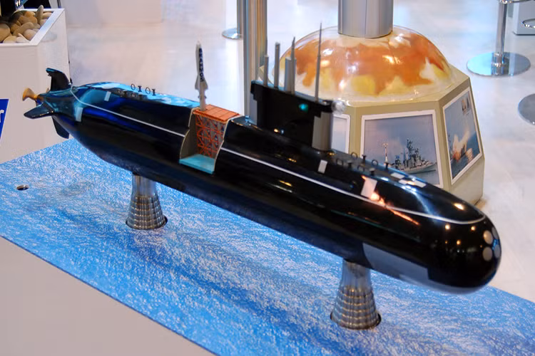 Trong ảnh là một mô hình tàu ngầm tấn công diesel-điện của Ấn Độ được trang bị BrahMos như một hệ thống vũ khí tấn công chính với các ống phóng thẳng đứng, giống thiết kế các tàu ngầm hạt nhân mang theo tên lửa đạn đạo chiến lược. Nguồn ảnh: militaryrussia.
