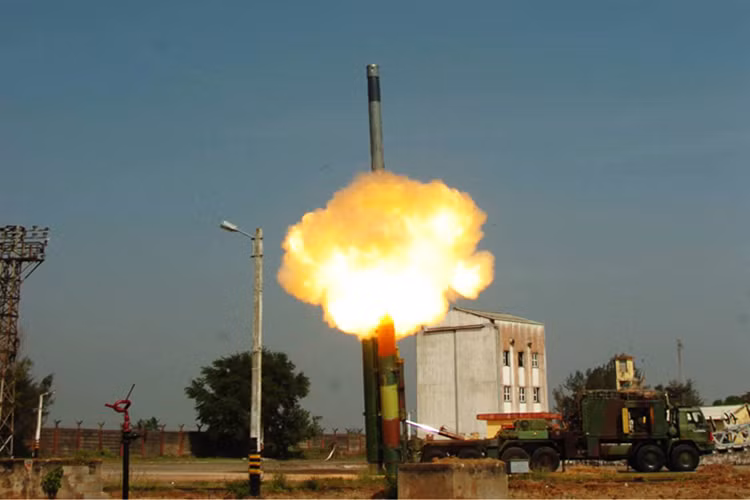 Về thiết kế của BrahMos, nó có trọng lượng tổng thể tới 3 tấn, dài 8,4m, đường kính thân 0,6m, trang bị đầu đạn bán xuyên giáp nặng 200kg hoặc có thể mang phóng cả đầu đạn hạt nhân. Nguồn ảnh: bmpd.livejournal.
