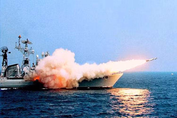 Ngay từ đầu khi phát triển BrahMos, liên doanh Nga-Ấn đã muốn biến mẫu tên lửa này thành thứ một vũ khí tiêu chuẩn có thể triển khai trên nhiều phương tiện phóng khác nhau. Đến cuối quá trình phát triển của mình các phương tiện phòng của BrahMos cũng dần xuất hiện gồm: phương tiện phóng mặt đất, tàu mặt nước, tàu ngầm và từ các chiến đấu cơ đa năng. Nguồn ảnh: blogspot.com.