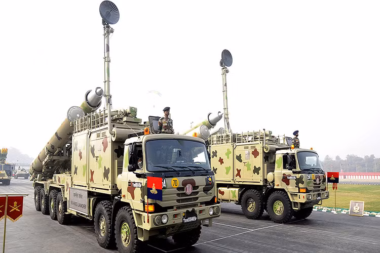 BrahMos là một trong những tên lửa hành trình chống hạm tốc độ siêu thanh nguy hiểm nhất thế giới hiện nay, do Liên doanh tên lửa BrahMos Nga-Ấn Độ hợp tác sản xuất với đơn giá mỗi đơn vị có thể lên tới 2.73 triệu USD. Với con số trên BrahMos cần phải được sử dụng một cách hợp lý nhất. Nguồn ảnh: WordPress.com.