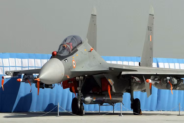 Tên lửa hành trình siêu thanh BrahMos là một trong những mẫu tên lửa hành trình hiếm hoi trên thế giới có khả năng triển khai trên cả bốn nền tảng phóng, điều này ít nhiều giúp ta có thể thấy được năng lực tác chiến của BrahMos. Và từ đó ta có thể đưa ra được hướng sử dụng hiệu quả cho loại vũ khí đặc biệt này. Nguồn ảnh: warfiles.ru.