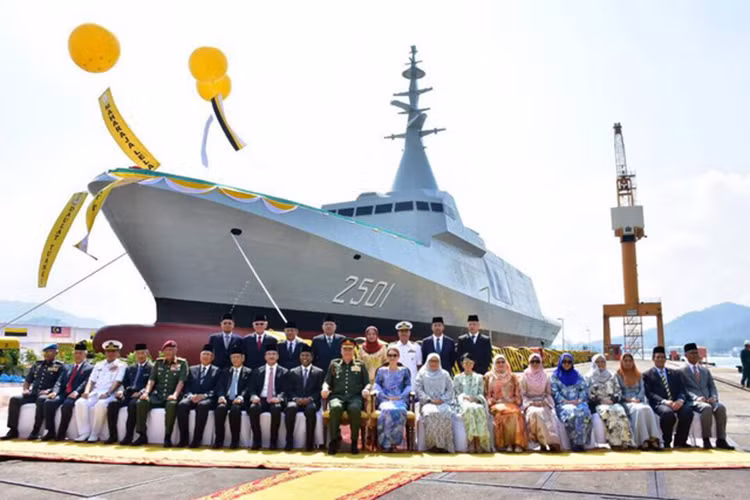 Theo Navy Recognition, hôm 24/8 Hải quân Malaysia đã cho hạ thủy tàu Maharaja Lela mang số hiệu “2501” tàu đầu tiên thuộc lớp tàu chiến thế hệ thứ hai (SGPV) do Malaysia tự đóng mới dựa trên thiết kế của lớp tàu hộ tống Gowind của tập đoàn hàng hải DCNS, Pháp. Cũng theo phía Hải quân Malaysia tuyên bố SGPV cũng là lớp tàu chiến ven bờ (LCS) đầu tiên của nước này. Nguồn ảnh: Navy Recognition.