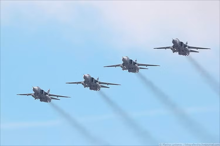 Nếu MiG-31 thực hiện nhiệm vụ đánh chặn trên không, thì hổ trợ hỏa lực dưới mặt đất Hải quân Nga đã có phi đội tiêm kích bom Su-24M. Và vai trò của dòng chiến đấu cơ này được thể hiện rõ nét nhất thông qua các chiến dịch quân sự của Nga ở Syria. Nguồn ảnh: Bộ Quốc phòng Nga.