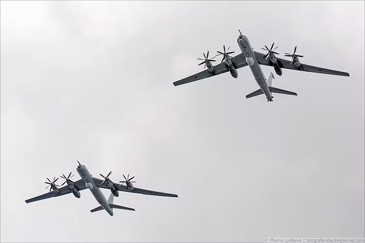 Tu-142M là một biến thể trinh sát điện tử được Hải quân Liên Xô trước đây phát triển dựa trên dòng máy bay ném bom chiến lược tầm xa T-95, tuy nhiên nó không được vũ trang mà chỉ tham gia nhiệm vụ hổ trợ tác chiến trên không. Nguồn ảnh: Bộ Quốc phòng Nga.