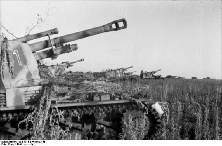Trong suốt giai đoạn từ năm 1942 đến 1943, Đức chỉ có thể sản xuất được gần 700 chiếc SdKfz 124 và con số đó là chưa đủ để tạo nên sự khác biệt trên chiến trường khi ở Mặt trận phía Đông pháo binh Liên Xô ngày càng lớn mạnh hơn trước. Nguồn ảnh: Military Factory.