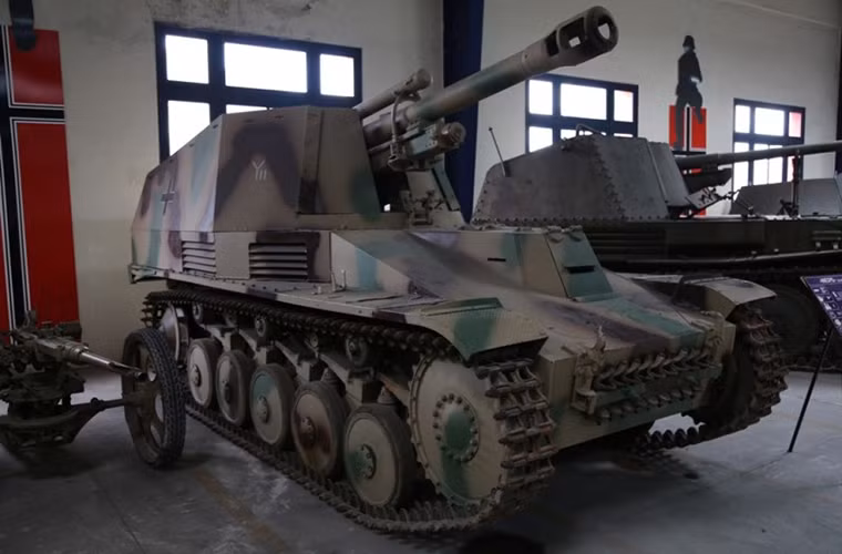 Cận cảnh pháo tự hành SdKfz 124, ta có thể thấy một phần khung gầm Panzer II được sửa đổi trên SdKfz 124, nó được trang bị một tháp pháo cố định với thiết kế mở phía sau còn pháo 105mm leFH 18 được đặt lùi về phía sau xe để tạo trọng tâm khi bắn. Nguồn ảnh: arms-expo.