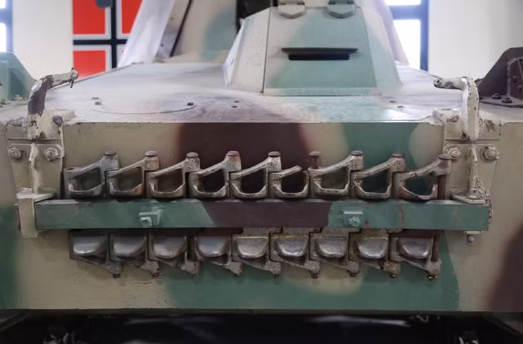 Độ dày giáp bảo vệ trên khung gầm Panzer II của SdKfz 124 vẫn được giữ nguyên ở một số vị trí còn được bổ sung thêm về cơ bản là từ 5-30mm, với vị trí được bảo vệ tốt nhất là phía trước thân xe. Tuy nhiên vị trí lái xe trên SdKfz 124 lại chật chội hơn rất nhiều so với Panzer II một phần do yêu cầu tác chiến của nó không đòi hỏi phải di chuyển liên tục. Nguồn ảnh: arms-expo.