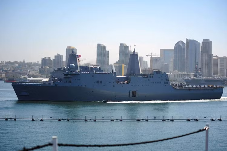 Theo Zing.vn, hôm 6/8 vừa rồi tàu đổ bộ USS San Diego (LPD 22) của Hải quân Mỹ đã cập cảng quốc tế Cam Ranh trong chặng dừng kỹ thuật thường lệ trên đường thực hiện hoạt động huấn luyện ở Ấn Độ Dương - Châu Á - Thái Bình Dương của tàu chiến này. Được biết đây cũng là lần đầu tiên USS San Diego đến Việt Nam. Nguồn ảnh: Hải quân Mỹ.