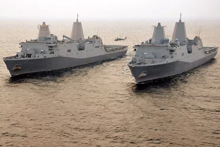 Trong ảnh là tàu đổ bộ USS San Antonio (LPD-17) và USS Newyork (LPD-21) những người anh em cùng lớp với USS San Diego. Nguồn ảnh: Wikipedia.